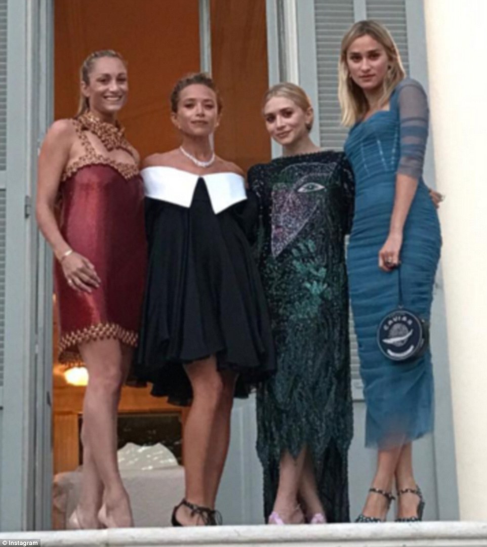 Geminação: Mary Kate e Ashley Olsen estavam entre os muitos convidados famosos no casamento (acima com Marcella Guarino e Allessandra Brawn)