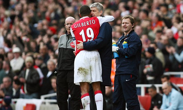 Arsenal could suffer from Arsene Wenger's exit and struggle like Manchester United after Sir Alex Ferguson, warns Gilberto Silva